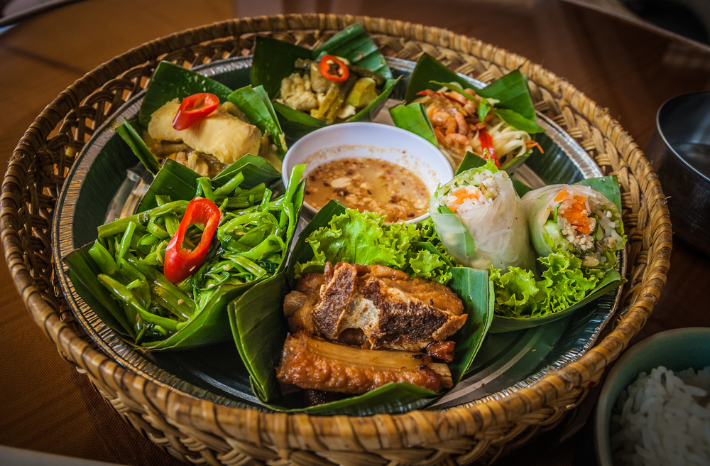 Manger de la nourriture traditionnelle cambodgienne